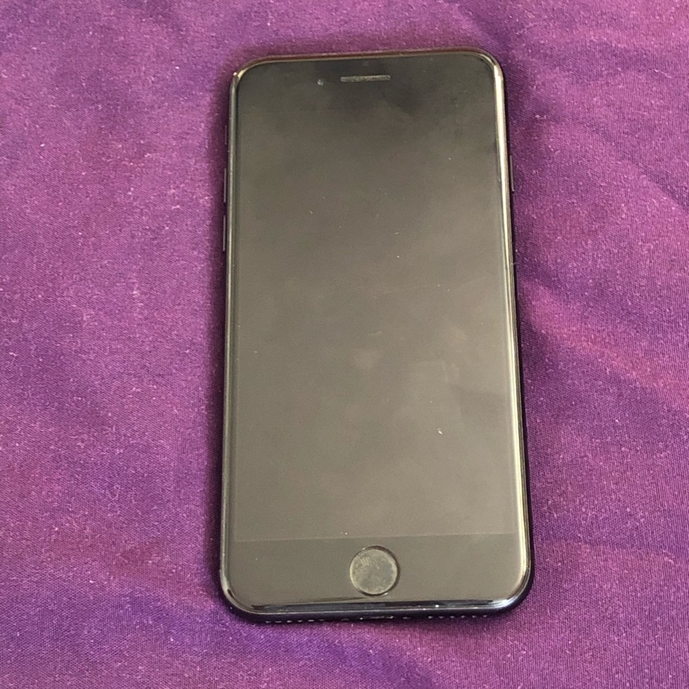 Apple iPhone 7 (Black)